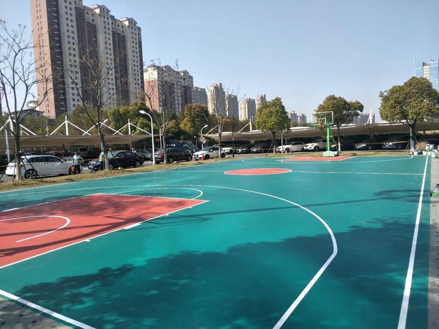 塑膠籃球場工程造價是多少?塑膠球場要怎么選擇?