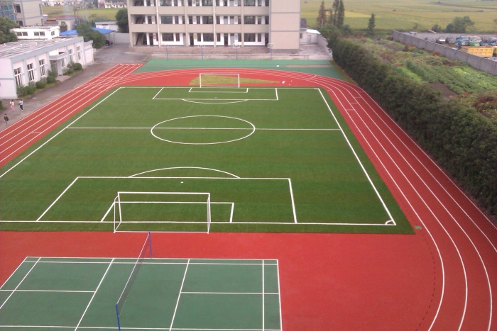 塑膠球場材料與傳統球場材料對比
